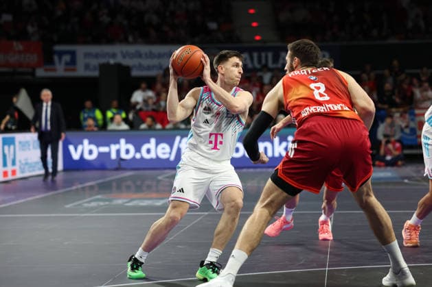 Grayson Murphy (Telekom Baskets Bonn, 07) mit Leon Kratzer (FC Bayern Basketball, 08), GER, FC Bayern Basketball vs. Telekom Baskets Bonn, Basketball, easycredit Basketball Bundesliga, 15. Spieltag, Saison 2025 2026, 11.01.2026, GER, FC Bayern Basketball vs. Telekom Baskets Bonn, Basketball, easycredit Basketball Bundesliga, 15. Spieltag, Saison 2025 2026, 11.01.2026 Muenchen Copyright: xEibner-Pressefoto JennixMaulx EP_JML