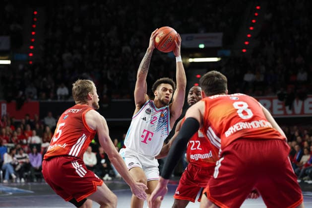 Alijah Comithier (Telekom Baskets Bonn, 02) mit Niels Giffey (FC Bayern Basketball, 05), Isiaha Mike (FC Bayern Basketball, 22) und Leon Kratzer (FC Bayern Basketball, 08), GER, FC Bayern Basketball vs. Telekom Baskets Bonn, Basketball, easycredit Basketball Bundesliga, 15. Spieltag, Saison 2025 2026, 11.01.2026, GER, FC Bayern Basketball vs. Telekom Baskets Bonn, Basketball, easycredit Basketball Bundesliga, 15. Spieltag, Saison 2025 2026, 11.01.2026 Muenchen Copyright: xEibner-Pressefoto JennixMaulx EP_JML