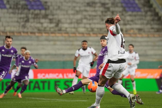 Fußball, Italien, AC Florenz - AC Mailand AC Milan s Adrien Rabiot fights for the ball with FiorentinaÕs Pietro Commuzzo during the Serie A soccer match between Fiorentina and Milan at the Artemio Franchi Stadium in Florence, north Italy - Sunday, January 11, 2026 -  Copyright: xMassimoxPaolone LaPressex