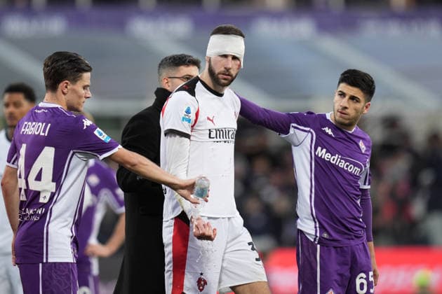 Fußball, Italien, AC Florenz - AC Mailand AC Milan s Strahinja Pavlovic leaves the field injured during the Serie A soccer match between Fiorentina and Milan at the Artemio Franchi Stadium in Florence, north Italy - Sunday, January 11, 2026 -  Copyright: xMassimoxPaolone LaPressex