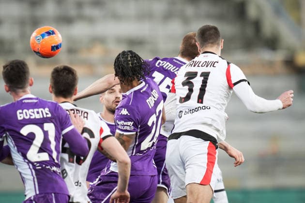 Fußball, Italien, AC Florenz - AC Mailand AC Milan s Strahinja Pavlovic fights for the ball with FiorentinaÕs Pietro Commuzzo during the Serie A soccer match between Fiorentina and Milan at the Artemio Franchi Stadium in Florence, north Italy - Sunday, January 11, 2026 -  Copyright: xMassimoxPaolone LaPressex