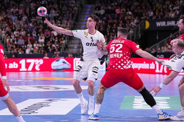 11.01.2026, xydrx, Handball, Herren Länderspiel, Deutschland - Kroatien, ZAG Arena: Miro Schluroff (GER 5) im Zweikampf gegen Leon Susnja (CRO 52) Niedersachsen Deutschland