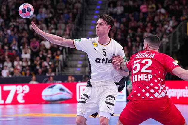 11.01.2026, xydrx, Handball, Herren Länderspiel, Deutschland - Kroatien, ZAG Arena: Miro Schluroff (GER 5) im Zweikampf gegen Leon Susnja (CRO 52) Niedersachsen Deutschland