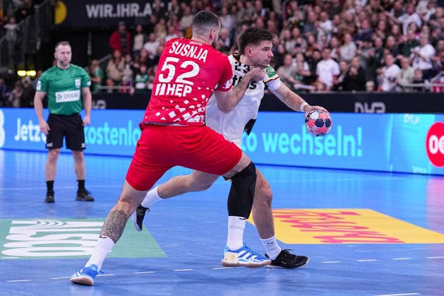 11.01.2026, xydrx, Handball, Herren Länderspiel, Deutschland - Kroatien, ZAG Arena: Leon Susnja (CRO 52) im Zweikampf gegen Renars Uscins (GER 23) Niedersachsen Deutschland