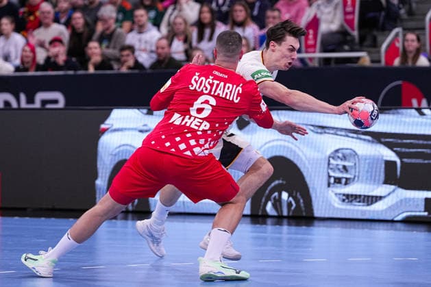 11.01.2026, xydrx, Handball, Herren Länderspiel, Deutschland - Kroatien, ZAG Arena: Mario Sostaric (CRO 6) im Zweikampf gegen Miro Schluroff (GER 5) Niedersachsen Deutschland