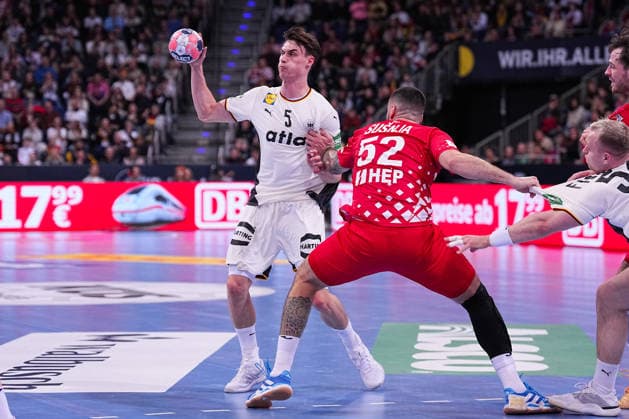 11.01.2026, xydrx, Handball, Herren Länderspiel, Deutschland - Kroatien, ZAG Arena: Miro Schluroff (GER 5) im Zweikampf gegen Leon Susnja (CRO 52) Niedersachsen Deutschland