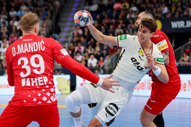 David Mandic (Croatia) und Julian Koester (Germany) kaempfen um den Ball, Friendly match, Germany vs Croatia, ZAG Arena am 11. January 2026 in Hannover, Deutschland. (Foto von Marco Steinbrenner DeFodi Images) David Mandic (Croatia) und Julian Koester (Germany) battle for the ball, Friendly match, Germany vs Croatia, ZAG Arena, January 11, 2026 in Hannover, Germany. (Photo by Marco Steinbrenner DeFodi Images) -