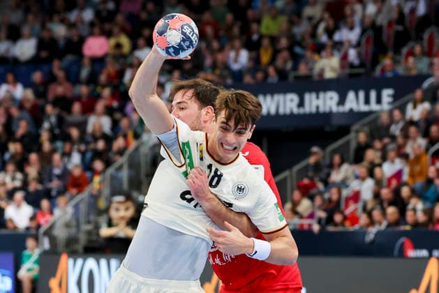 Julian Koester (Germany) und Veron Nacinovic (Croatia) kaempfen um den Ball, Friendly match, Germany vs Croatia, ZAG Arena am 11. January 2026 in Hannover, Deutschland. (Foto von Marco Steinbrenner DeFodi Images) Julian Koester (Germany) und Veron Nacinovic (Croatia) battle for the ball, Friendly match, Germany vs Croatia, ZAG Arena, January 11, 2026 in Hannover, Germany. (Photo by Marco Steinbrenner DeFodi Images) -