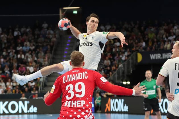 11.01.2026, xgox, Handball, Länderspiel, Deutschland - Kroatien v.l Julian Koester (Köster, Deutschland, 18) wirft Tor, Torschuetze, erzielt Tor, Treffer, scores the goal . Hannover