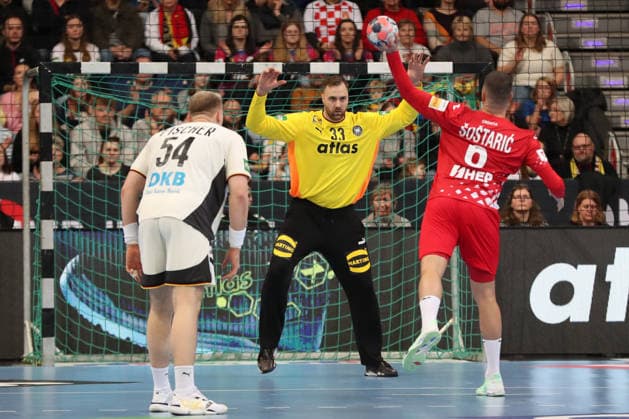 11.01.2026, xgox, Handball, Länderspiel, Deutschland - Kroatien v.l. Andreas Wolff (Deutschland, 33) beim Siebenmeter gegen Mario Sostaric (Kroatien, 6) Hannover