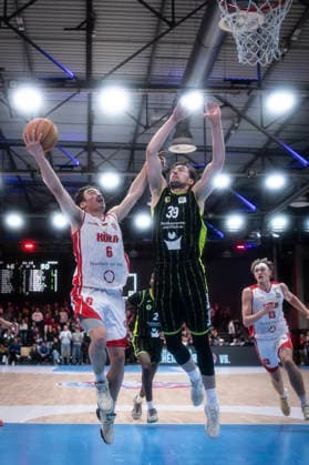 Barmer 2. Basketball Bundesliga ProA: Rheinstars Koeln vs. BBC Bayreuth, 11.01.26 Köln, 11.01.26 - Jasper Günther (RheinStars Köln, 6, PG) und Willem Brandwijk (BBC Bayreuth, 39, PF) unter dem Korb während des Spiels der Barmer 2. Basketball Bundesliga ProA: Rheinstars Koeln vs. BBC Bayreuth in der Motor World in Köln. Copyright: xBEAUTIFULxSPORTS AxelxKohringx
