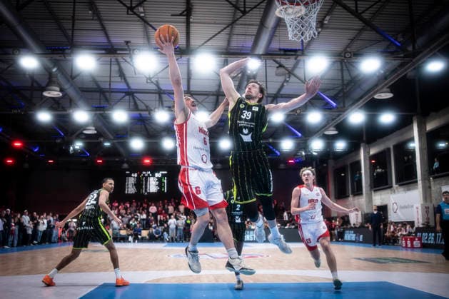 Barmer 2. Basketball Bundesliga ProA: Rheinstars Koeln vs. BBC Bayreuth, 11.01.26 Köln, 11.01.26 - Jasper Günther (RheinStars Köln, 6, PG) und Willem Brandwijk (BBC Bayreuth, 39, PF) unter dem Korb während des Spiels der Barmer 2. Basketball Bundesliga ProA: Rheinstars Koeln vs. BBC Bayreuth in der Motor World in Köln. Copyright: xBEAUTIFULxSPORTS AxelxKohringx