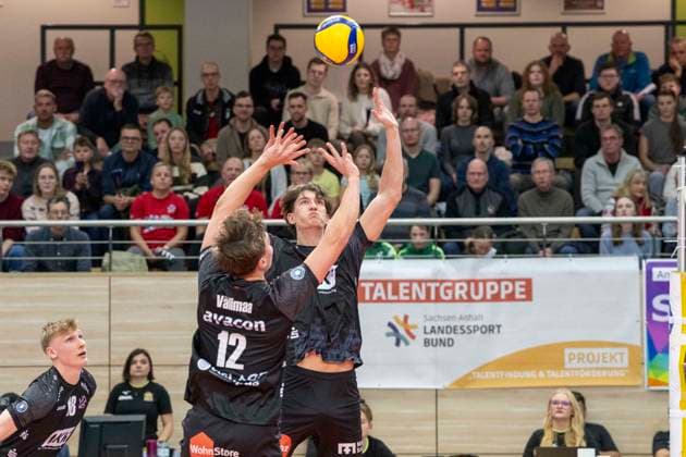 1.Volleyball Bundesliga -Saison 2025 2026 Cerebricks Volley Goats Mitteldeutschland vs.SVG Lüneburg Halle, Deutschland 11. Januar 2026: Im Bild:Santeri Vaelimaa (Lueneburg) und Cole Matthew Young (Lueneburg) Halle Saale swh.Arena Sachsen-Anhalt Deutschland