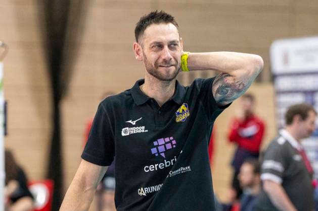 1.Volleyball Bundesliga -Saison 2025 2026 Cerebricks Volley Goats Mitteldeutschland vs.SVG Lüneburg Halle, Deutschland 11. Januar 2026: Im Bild:Trainer Christian Imhoff (Bitterfeld) lachend, laechelnd, gut gelaunt, grinst, grinsend, Halle Saale swh.Arena Sachsen-Anhalt Deutschland