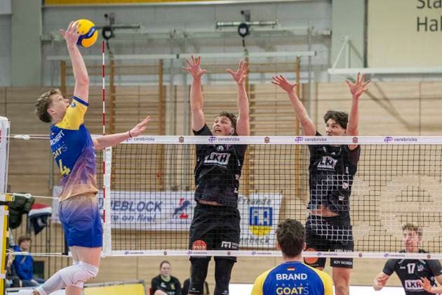 1.Volleyball Bundesliga -Saison 2025 2026 Cerebricks Volley Goats Mitteldeutschland vs.SVG Lüneburg Halle, Deutschland 11. Januar 2026: Im Bild:v.li.Tom Borchert (Bitterfeld), Santeri Vaelimaa (Lueneburg) und Cole Matthew Young (Lueneburg) Halle Saale swh.Arena Sachsen-Anhalt Deutschland