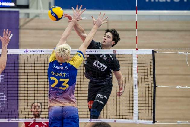 1.Volleyball Bundesliga -Saison 2025 2026 Cerebricks Volley Goats Mitteldeutschland vs.SVG Lüneburg Halle, Deutschland 11. Januar 2026: Im Bild:v.li.Samuel Schellenberg (Bitterfeld) und Ethan Champlin (Lueneburg) Halle Saale swh.Arena Sachsen-Anhalt Deutschland