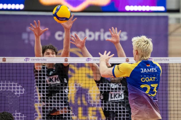 1.Volleyball Bundesliga -Saison 2025 2026 Cerebricks Volley Goats Mitteldeutschland vs.SVG Lüneburg Halle, Deutschland 11. Januar 2026: Im Bild:v.re.Samuel Schellenberg (Bitterfeld) Halle Saale swh.Arena Sachsen-Anhalt Deutschland