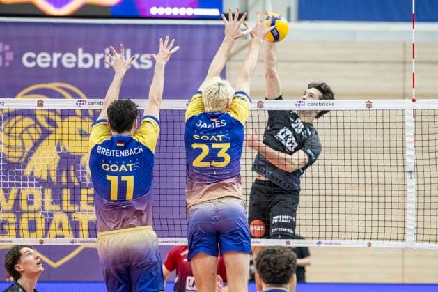 1.Volleyball Bundesliga -Saison 2025 2026 Cerebricks Volley Goats Mitteldeutschland vs.SVG Lüneburg Halle, Deutschland 11. Januar 2026: Im Bild:v.li.Nick Breitenbach (Bitterfeld), Samuel Schellenberg (Bitterfeld) und Ethan Champlin (Lueneburg) Halle Saale swh.Arena Sachsen-Anhalt Deutschland
