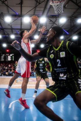 Barmer 2. Basketball Bundesliga ProA: Rheinstars Koeln vs. BBC Bayreuth, 11.01.26 Köln, 11.01.26 - Zachary Richard Watson (RheinStars Köln, 4, PF) , vorne Tehree Horn (BBC Bayreuth, 2, SG) während des Spiels der Barmer 2. Basketball Bundesliga ProA: Rheinstars Koeln vs. BBC Bayreuth in der Motor World in Köln. Copyright: xBEAUTIFULxSPORTS AxelxKohringx