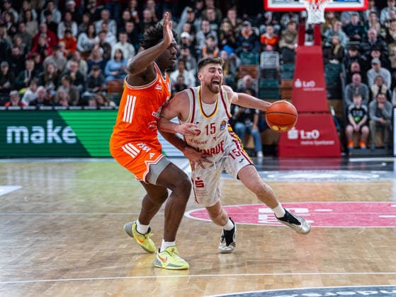 Ryan Schwieger (Fitness First Wuerzburg Baskets, 15) im Zweikampf gegen Malcolm Dandridge (RASTA Vechta, 23) RASTA Vechta vs. Fitness First Wuerzburg Baskets, Basketball, easyCredit Basketball Bundesliga, 15. Spieltag, Saison 2025 2026, 11.01.2026 RASTA Vechta vs. Fitness First Wuerzburg Baskets, Basketball, easyCredit Basketball Bundesliga, 15. Spieltag, Saison 2025 2026, 11.01.2026 Vechta Copyright: xEibner-Pressefoto DamianxKruczynx EP_DKI
