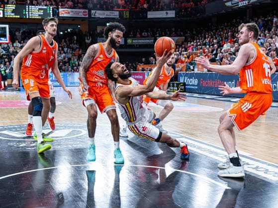 Davion Mintz (Fitness First Wuerzburg Baskets, 10) im Dribbling gegen Tibor Pleiss (RASTA Vechta, 22), Tevin Brown (RASTA Vechta, 10) und Linus Trettin (RASTA Vechta, 15) RASTA Vechta vs. Fitness First Wuerzburg Baskets, Basketball, easyCredit Basketball Bundesliga, 15. Spieltag, Saison 2025 2026, 11.01.2026 RASTA Vechta vs. Fitness First Wuerzburg Baskets, Basketball, easyCredit Basketball Bundesliga, 15. Spieltag, Saison 2025 2026, 11.01.2026 Vechta Copyright: xEibner-Pressefoto DamianxKruczynx EP_DKI