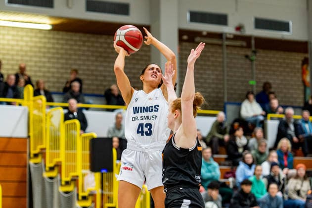 Natalie Villaflor (Wings Leverkusen,No.43) setzt zum Wurf an. Davor Lea Wolff (Talents BonnRhöndorf,No.77) DEU, Leverkusen, 11.01.2026 Basketball, Damen 2.Bundesliga Nord, 14. Spieltag, Wings Leverkusen - Talents BonnRhöndorf