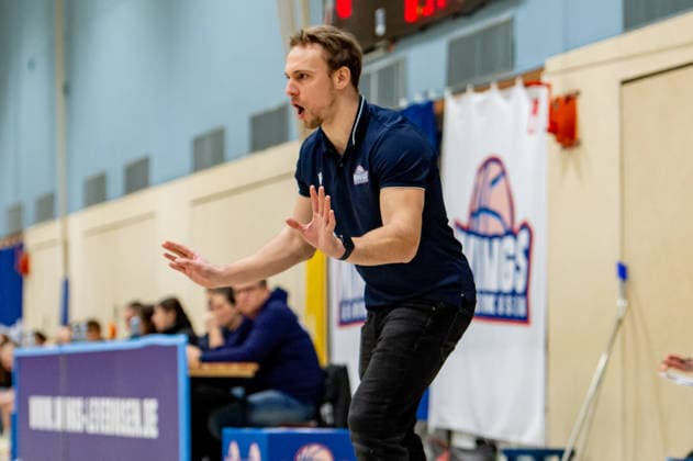 Patrick Reusch (Wings Leverkusen,Headcoach) beruhigt seine Spielerinen DEU, Leverkusen, 11.01.2026 Basketball, Damen 2.Bundesliga Nord, 14. Spieltag, Wings Leverkusen - Talents BonnRhöndorf