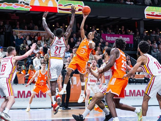 Alonzo Verge Jr. (RASTA Vechta, 11) beim Wurf gegen Eddy Edigin Jr (Fitness First Wuerzburg Baskets, 27) RASTA Vechta vs. Fitness First Wuerzburg Baskets, Basketball, easyCredit Basketball Bundesliga, 15. Spieltag, Saison 2025 2026, 11.01.2026 RASTA Vechta vs. Fitness First Wuerzburg Baskets, Basketball, easyCredit Basketball Bundesliga, 15. Spieltag, Saison 2025 2026, 11.01.2026 Vechta Copyright: xEibner-Pressefoto DamianxKruczynx EP_DKI