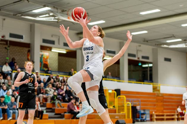 Tessa Brugler (Wings Leverkusen,No.03) steigt hoch zum Korb DEU, Leverkusen, 11.01.2026 Basketball, Damen 2.Bundesliga Nord, 14. Spieltag, Wings Leverkusen - Talents BonnRhöndorf