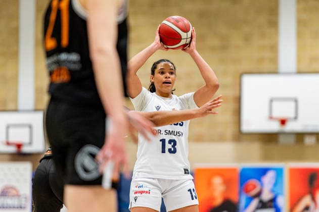 Olivia Okpara (Wings Leverkusen,No.13) sucht ewine Anspielstation DEU, Leverkusen, 11.01.2026 Basketball, Damen 2.Bundesliga Nord, 14. Spieltag, Wings Leverkusen - Talents BonnRhöndorf