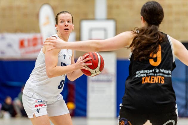 Zoe Hartmann (Wings Leverkusen,No.08) am Ball sucht eine Mitspielerin DEU, Leverkusen, 11.01.2026 Basketball, Damen 2.Bundesliga Nord, 14. Spieltag, Wings Leverkusen - Talents BonnRhöndorf