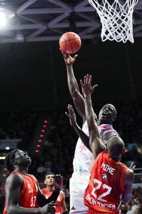 Kur Jongkuch (Telekom Baskets Bonn, 15) mit Isiaha Mike (FC Bayern Basketball, 22) und Wenyen Gabriel (FC Bayern Basketball, 32), GER, FC Bayern Basketball vs. Telekom Baskets Bonn, Basketball, easycredit Basketball Bundesliga, 15. Spieltag, Saison 2025 2026, 11.01.2026, GER, FC Bayern Basketball vs. Telekom Baskets Bonn, Basketball, easycredit Basketball Bundesliga, 15. Spieltag, Saison 2025 2026, 11.01.2026 Muenchen Copyright: xEibner-Pressefoto JennixMaulx EP_JML
