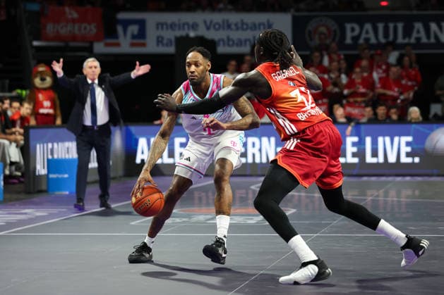 Jeff Garrett Jr. (Telekom Baskets Bonn, 04) mit Wenyen Gabriel (FC Bayern Basketball, 32), GER, FC Bayern Basketball vs. Telekom Baskets Bonn, Basketball, easycredit Basketball Bundesliga, 15. Spieltag, Saison 2025 2026, 11.01.2026, GER, FC Bayern Basketball vs. Telekom Baskets Bonn, Basketball, easycredit Basketball Bundesliga, 15. Spieltag, Saison 2025 2026, 11.01.2026 Muenchen Copyright: xEibner-Pressefoto JennixMaulx EP_JML