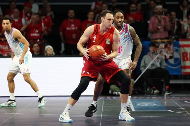Johannes Voigtmann (FC Bayern Basketball, 07) mit Jeff Garrett Jr. (Telekom Baskets Bonn, 04), GER, FC Bayern Basketball vs. Telekom Baskets Bonn, Basketball, easycredit Basketball Bundesliga, 15. Spieltag, Saison 2025 2026, 11.01.2026, GER, FC Bayern Basketball vs. Telekom Baskets Bonn, Basketball, easycredit Basketball Bundesliga, 15. Spieltag, Saison 2025 2026, 11.01.2026 Muenchen Copyright: xEibner-Pressefoto JennixMaulx EP_JML