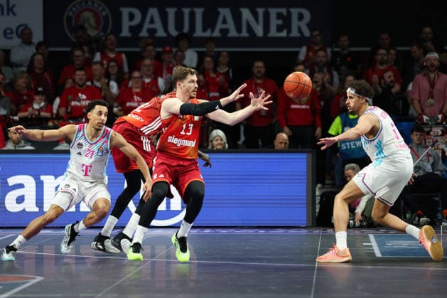 Andreas Obst (FC Bayern Basketball, 13) mit Joel Aminu (Telekom Baskets Bonn, 21) und Michael Kessens (Telekom Baskets Bonn, 06), GER, FC Bayern Basketball vs. Telekom Baskets Bonn, Basketball, easycredit Basketball Bundesliga, 15. Spieltag, Saison 2025 2026, 11.01.2026, GER, FC Bayern Basketball vs. Telekom Baskets Bonn, Basketball, easycredit Basketball Bundesliga, 15. Spieltag, Saison 2025 2026, 11.01.2026 Muenchen Copyright: xEibner-Pressefoto JennixMaulx EP_JML