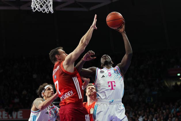 Tylan Birts (Telekom Baskets Bonn, 05) mit Johannes Voigtmann (FC Bayern Basketball, 07), mit Michael Kessens (Telekom Baskets Bonn, 06), GER, FC Bayern Basketball vs. Telekom Baskets Bonn, Basketball, easycredit Basketball Bundesliga, 15. Spieltag, Saison 2025 2026, 11.01.2026, GER, FC Bayern Basketball vs. Telekom Baskets Bonn, Basketball, easycredit Basketball Bundesliga, 15. Spieltag, Saison 2025 2026, 11.01.2026 Muenchen Copyright: xEibner-Pressefoto JennixMaulx EP_JML