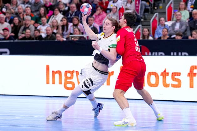 11.01.2026, xydrx, Handball, Herren Länderspiel, Deutschland - Kroatien, ZAG Arena: Juri Knorr (GER 15) im Zweikampf gegen Ivan Martinovic (CRO 51) Niedersachsen Deutschland