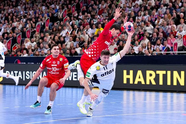 11.01.2026, xydrx, Handball, Herren Länderspiel, Deutschland - Kroatien, ZAG Arena: Josip Simic (CRO 10) und Ivan Martinovic (CRO 51) im Zweikampf gegen Lukas Zerbe (GER 17) Niedersachsen Deutschland