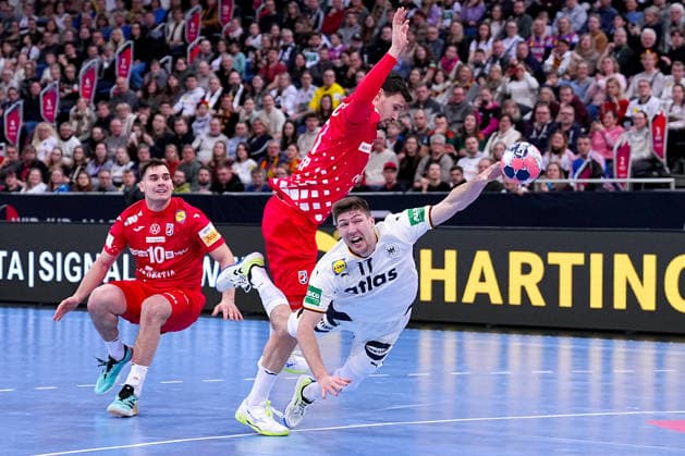 11.01.2026, xydrx, Handball, Herren Länderspiel, Deutschland - Kroatien, ZAG Arena: Josip Simic (CRO 10) und Ivan Martinovic (CRO 51) im Zweikampf gegen Lukas Zerbe (GER 17) Niedersachsen Deutschland