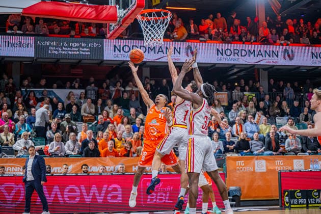 1. Basketball Bundesliga, easyCredit BBL, Saison 2025 2026, Herren, Hauptrunde, 15. Spieltag, 11.01.2026, RASTA Vechta - Fitness First Würzburg Baskets Alonzo Verge ( 11 - RASTA Vechta) beim Korbleger Vechta RASTA Dome Niedersachsen Deutschland