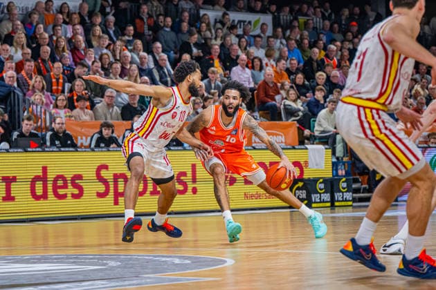1. Basketball Bundesliga, easyCredit BBL, Saison 2025 2026, Herren, Hauptrunde, 15. Spieltag, 11.01.2026, RASTA Vechta - Fitness First Würzburg Baskets Tevin Brown ( 10 - RASTA Vechta) in Aktion Vechta RASTA Dome Niedersachsen Deutschland
