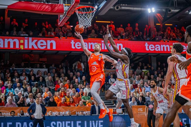 1. Basketball Bundesliga, easyCredit BBL, Saison 2025 2026, Herren, Hauptrunde, 15. Spieltag, 11.01.2026, RASTA Vechta - Fitness First Würzburg Baskets Luc van Slooten ( 6 - RASTA Vechta) beim Korbleger Vechta RASTA Dome Niedersachsen Deutschland