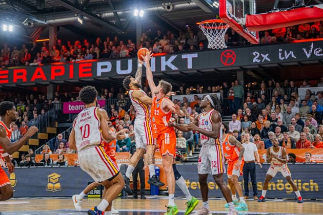 1. Basketball Bundesliga, easyCredit BBL, Saison 2025 2026, Herren, Hauptrunde, 15. Spieltag, 11.01.2026, RASTA Vechta - Fitness First Würzburg Baskets David Muenkat ( 55 - Fitness First Würzburg Baskets) beim Korbleger Vechta RASTA Dome Niedersachsen Deutschland
