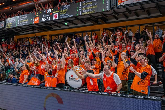1. Basketball Bundesliga, easyCredit BBL, Saison 2025 2026, Herren, Hauptrunde, 15. Spieltag, 11.01.2026, RASTA Vechta - Fitness First Würzburg Baskets Klettverschluss (Fanclub - RASTA Vechta) zeigt Emotionen während der Partie Vechta RASTA Dome Niedersachsen Deutschland
