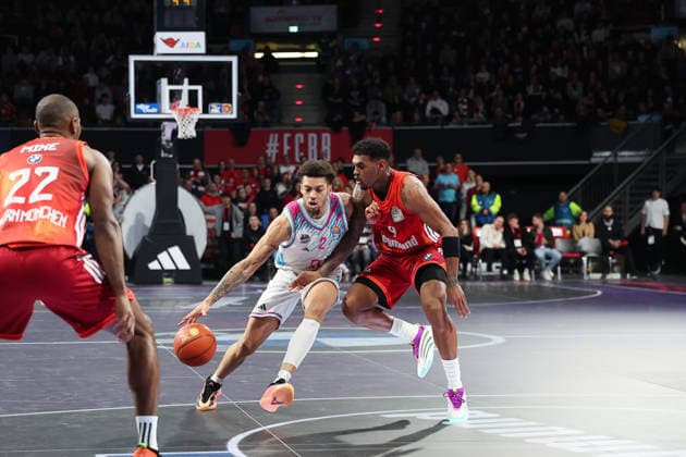 Alijah Comithier (Telekom Baskets Bonn, 02) mit Xavier Rathan-Mayes (FC Bayern Basketball, 04), GER, FC Bayern Basketball vs. Telekom Baskets Bonn, Basketball, easycredit Basketball Bundesliga, 15. Spieltag, Saison 2025 2026, 11.01.2026, GER, FC Bayern Basketball vs. Telekom Baskets Bonn, Basketball, easycredit Basketball Bundesliga, 15. Spieltag, Saison 2025 2026, 11.01.2026 Muenchen Copyright: xEibner-Pressefoto JennixMaulx EP_JML