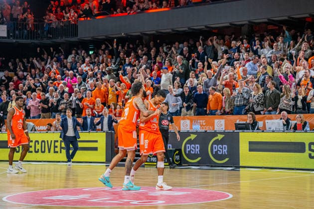 1. Basketball Bundesliga, easyCredit BBL, Saison 2025 2026, Herren, Hauptrunde, 15. Spieltag, 11.01.2026, RASTA Vechta - Fitness First Würzburg Baskets Tevin Brown ( 10 - RASTA Vechta) und Alonzo Verge ( 11 - RASTA Vechta) während der Partie Vechta RASTA Dome Niedersachsen Deutschland