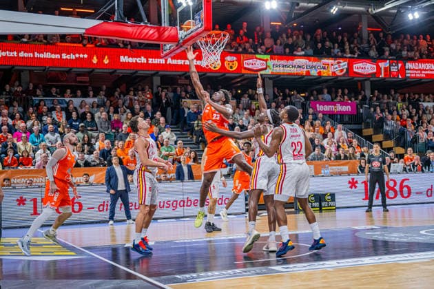 1. Basketball Bundesliga, easyCredit BBL, Saison 2025 2026, Herren, Hauptrunde, 15. Spieltag, 11.01.2026, RASTA Vechta - Fitness First Würzburg Baskets Malcolm Dandridge ( 23 - RASTA Vechta) beim Korbleger Vechta RASTA Dome Niedersachsen Deutschland