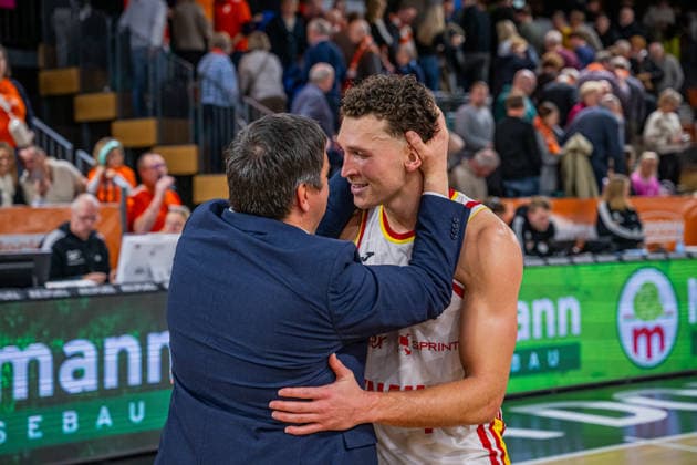 1. Basketball Bundesliga, easyCredit BBL, Saison 2025 2026, Herren, Hauptrunde, 15. Spieltag, 11.01.2026, RASTA Vechta - Fitness First Würzburg Baskets Brae Ivey ( 11 - Fitness First Würzburg Baskets) und Sasa Filipovski (Head-Coach - Fitness First Würzburg Baskets) nach der Partie Vechta RASTA Dome Niedersachsen Deutschland