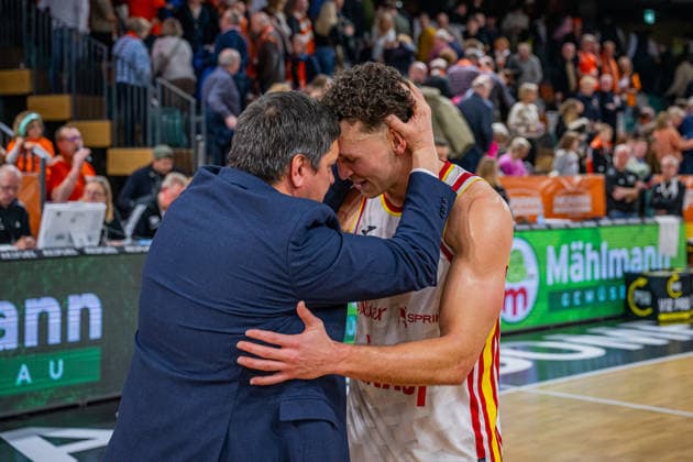 1. Basketball Bundesliga, easyCredit BBL, Saison 2025 2026, Herren, Hauptrunde, 15. Spieltag, 11.01.2026, RASTA Vechta - Fitness First Würzburg Baskets Brae Ivey ( 11 - Fitness First Würzburg Baskets) und Sasa Filipovski (Head-Coach - Fitness First Würzburg Baskets) nach der Partie Vechta RASTA Dome Niedersachsen Deutschland