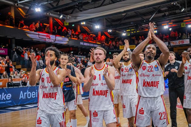 1. Basketball Bundesliga, easyCredit BBL, Saison 2025 2026, Herren, Hauptrunde, 15. Spieltag, 11.01.2026, RASTA Vechta - Fitness First Würzburg Baskets Das Team der Fitness First Würzburg Baskets nach der Partie Vechta RASTA Dome Niedersachsen Deutschland